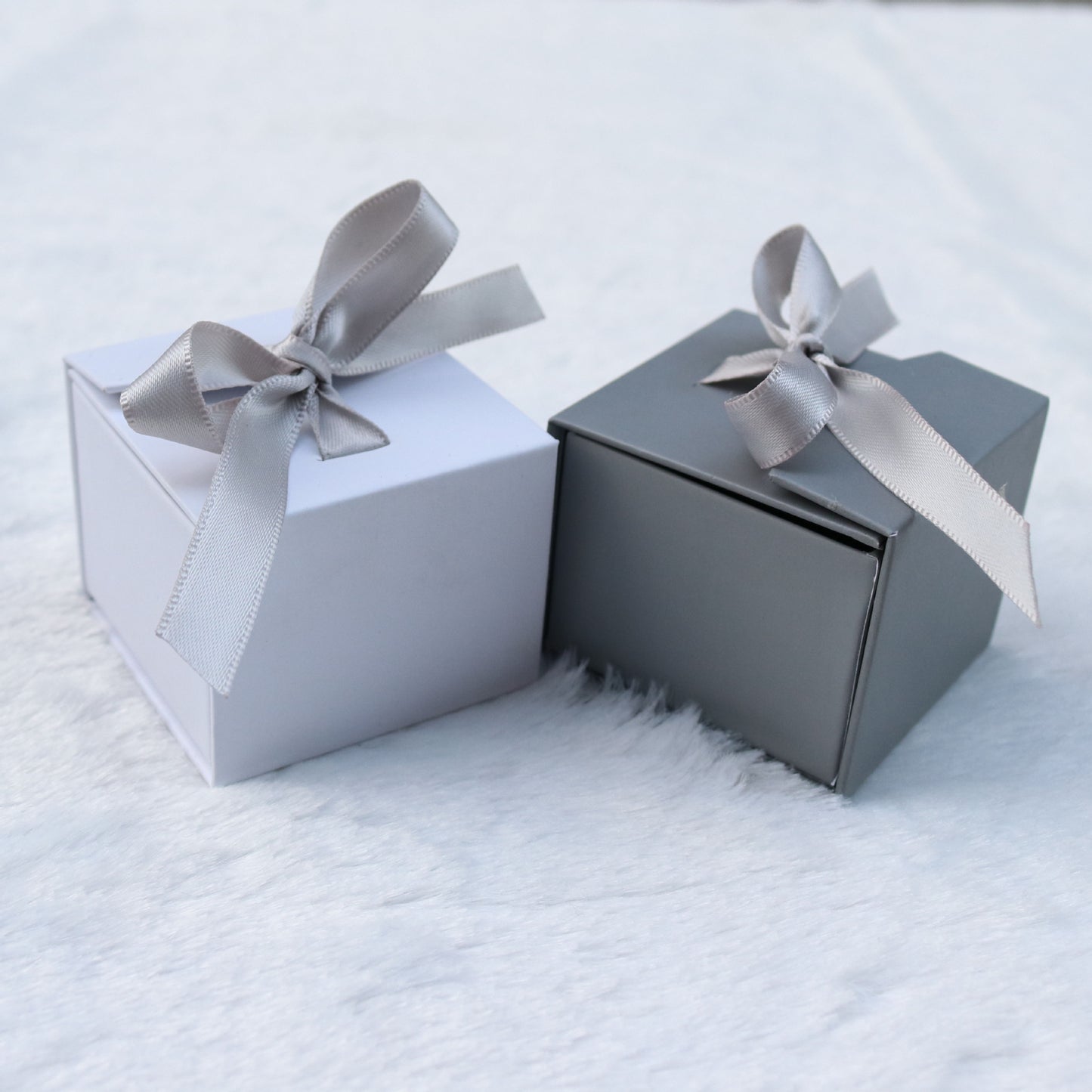 K & S | Schmuckbox Geschenkbox für Ringe & Ohrringe – Elegante Box mit Schleifenband Grau/Weiß