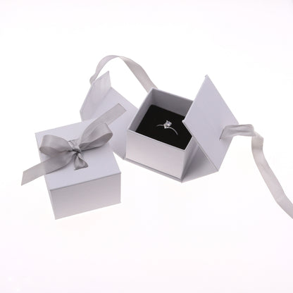 K & S | Schmuckbox Geschenkbox für Ringe & Ohrringe – Elegante Box mit Schleifenband Grau/Weiß