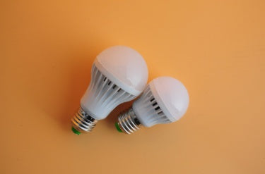 Forte LED Energiesparlampe E27 – Sound- & lichtgesteuerte Glühbirne für automatisches Ein- und Ausschalten