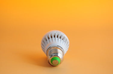 Forte LED Energiesparlampe E27 – Sound- & lichtgesteuerte Glühbirne für automatisches Ein- und Ausschalten
