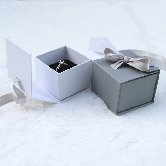 K & S | Schmuckbox Geschenkbox für Ringe & Ohrringe – Elegante Box mit Schleifenband Grau/Weiß