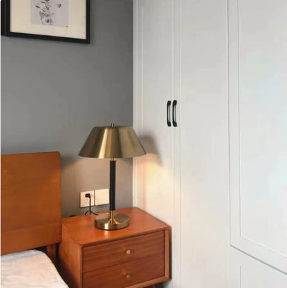 K & S | Designer Nachttischlampe – Moderne Tischlampe aus Metall in Antik-Kupfer